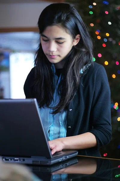 在笔记本电脑上工作的年轻女孩 — 图库照片