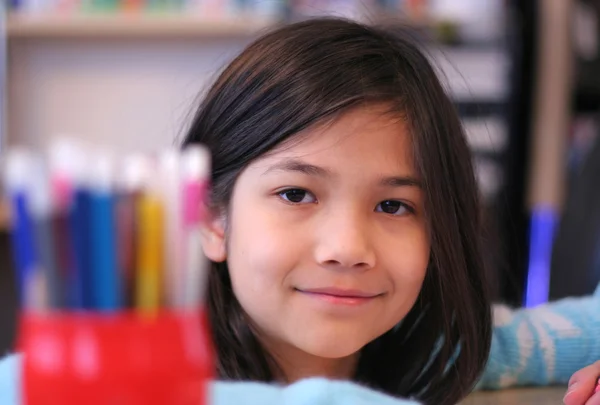 9 살 소녀 색칠 — 스톡 사진