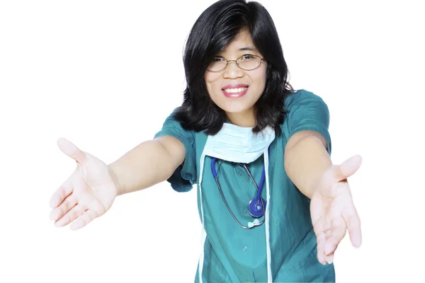 Freundliche Krankenschwester mit einladenden Armen — Stockfoto