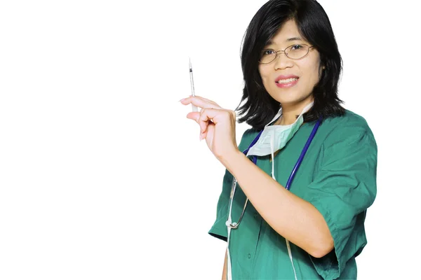 Азиатская медсестра с иглой — стоковое фото