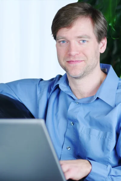 Hombre de negocios guapo trabajando en el ordenador portátil — Foto de Stock