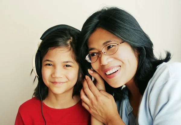 Aziatische moeder en dochter — Stockfoto