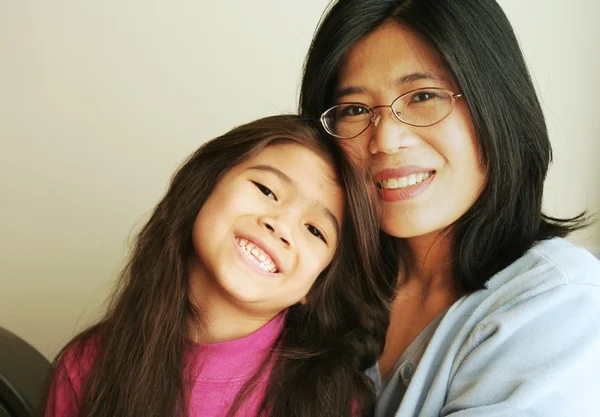 Asijské matka a dcera — Stock fotografie