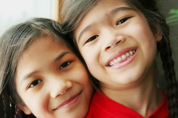 Gülümseyen iki kız kardeş — Stok fotoğraf