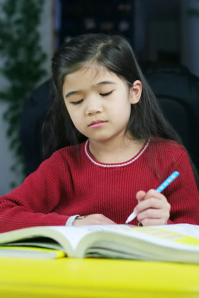 아이 그녀의 숙제를 하 고 — 스톡 사진