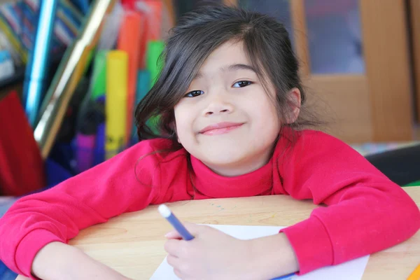 Щаслива шестирічна дівчина малює . — стокове фото