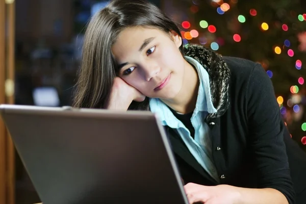 Adolescente no laptop à noite — Fotografia de Stock