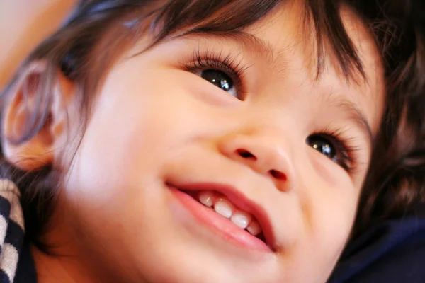 Очаровательный малыш улыбается — стоковое фото