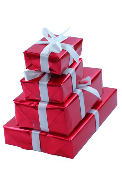 Stapel roter Geschenke isoliert auf weißem Grund. — Stockfoto