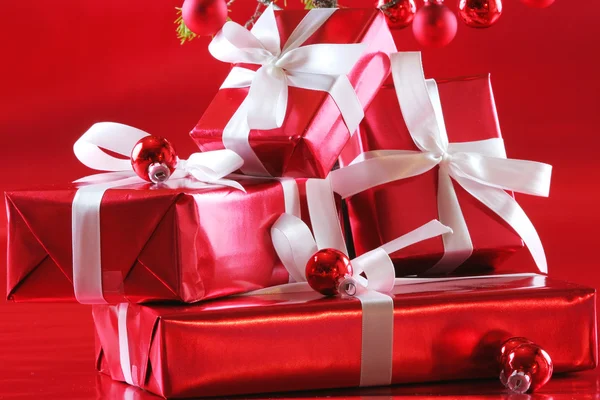 Elegante rote Geschenke — Stockfoto
