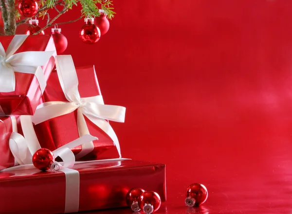 Eleganti regali rossi sotto l'albero — Foto Stock