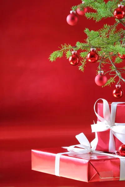 Presentes vermelhos elegantes sob a árvore de Natal — Fotografia de Stock