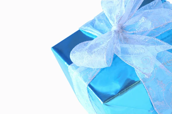 Elegante regalo azul con cintas —  Fotos de Stock