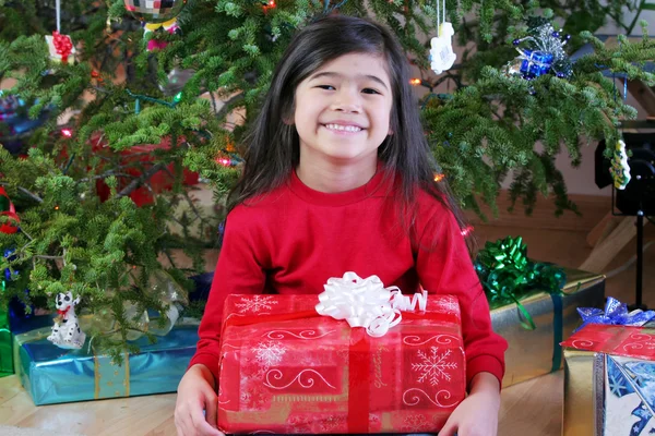 Kind mit Weihnachtsgeschenken — Stockfoto