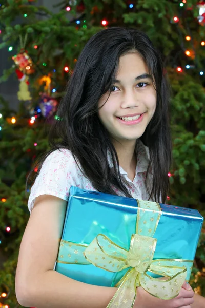 十几岁的女孩与礼物 — 图库照片