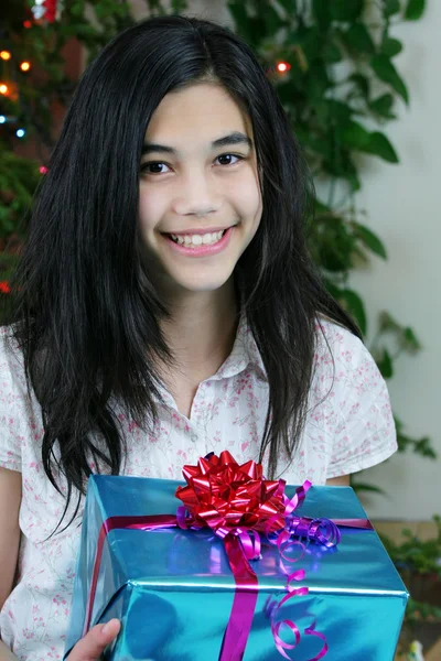 十几岁的女孩与礼物 — 图库照片
