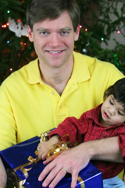 Otec a dítě na vánočním ránu — Stock fotografie