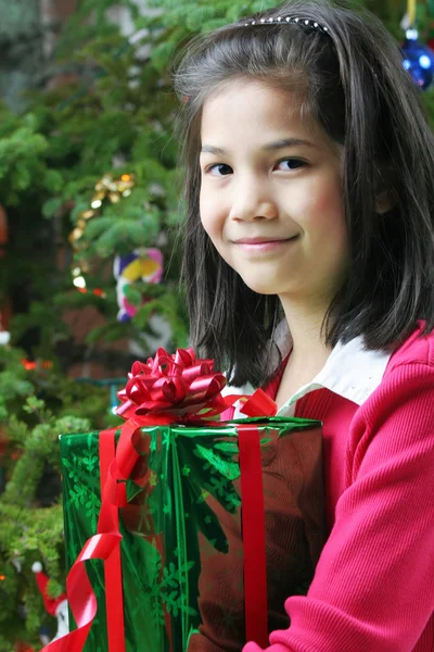 Gelukkig kind met de gift van Kerstmis — Stockfoto