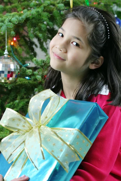 Noel hediye ile mutlu bir çocuk — Stok fotoğraf
