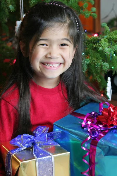 Šťastné dítě s vánoční dárek — Stock fotografie