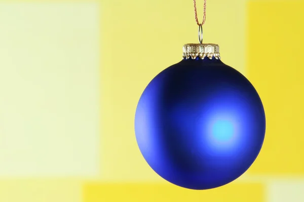 Blaues Ornament auf gelbem Hintergrund. — Stockfoto