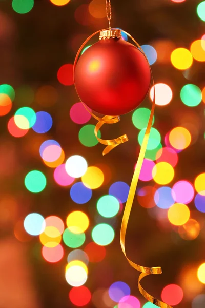 रंगीन लिग के साथ लाल जमे हुए क्रिसमस सजावट — स्टॉक फ़ोटो, इमेज