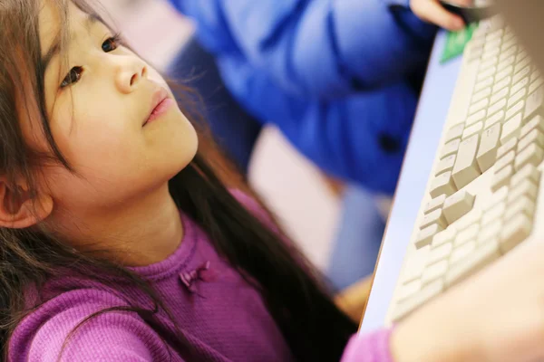 Litet barn njuta av tid på datorn. — Stockfoto
