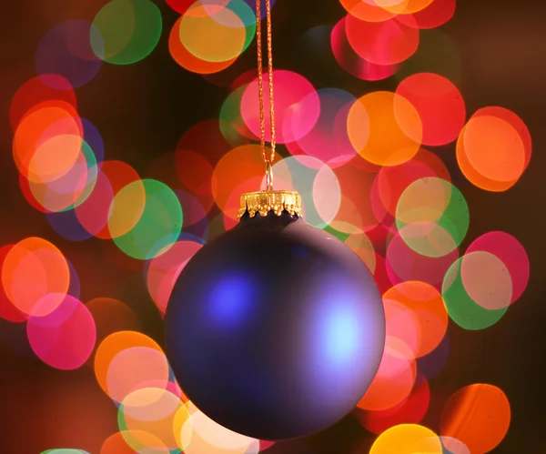 Blau gefrostet Weihnachtsschmuck mit bunten li — Stockfoto