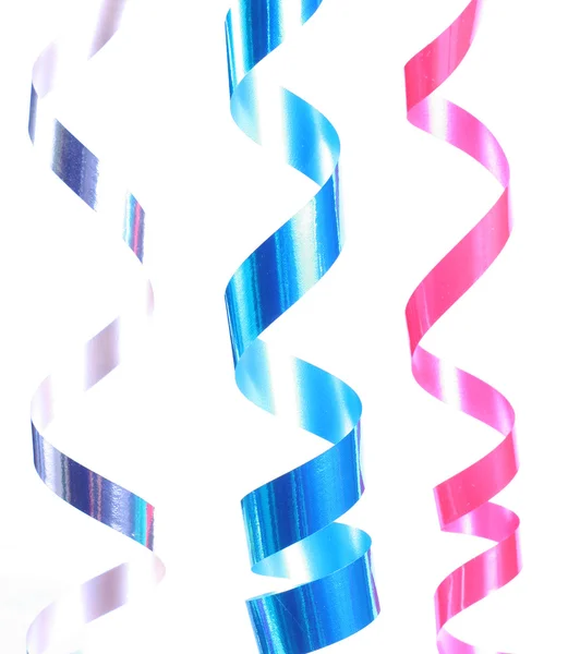 Glänzende bunte Satinbänder, die in Locken hängen. h — Stockfoto