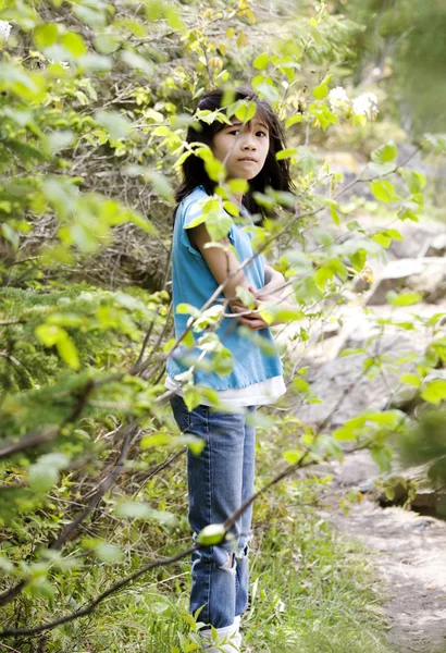Menina perdida na floresta, assustada — Fotografia de Stock