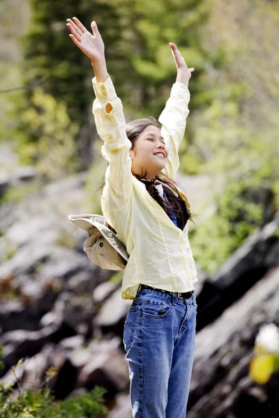 Chica levantando las manos en alabanza — Foto de Stock