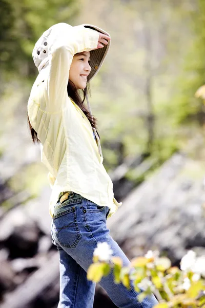 Girl standing on mountain looking around — Stock Photo, Image