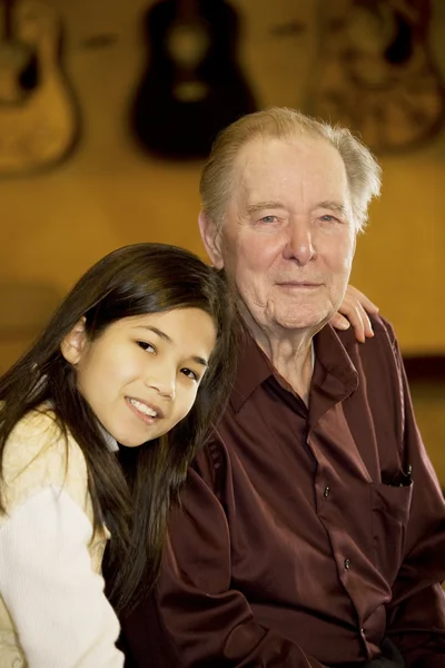 Starší muž, sedící s vnučkou — Stock fotografie
