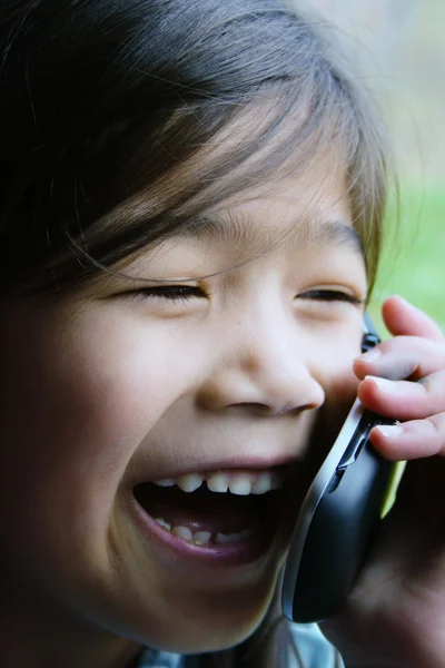 Ragazza di sei anni che parla al cellulare .; — Foto Stock