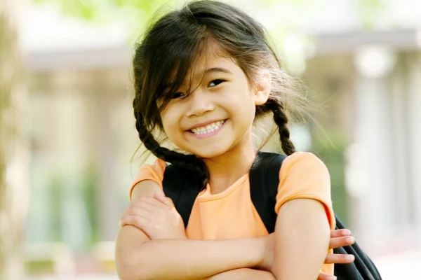 Schattig vijfjarig meisje klaar voor eerste schooldag; — Stockfoto
