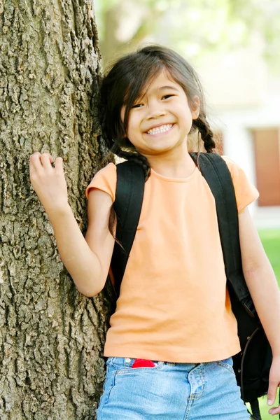 Adorable niña de cinco años lista para el primer día de escuela ; —  Fotos de Stock