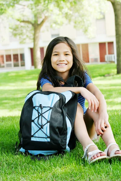 Chica de ocho años emocionada por el primer día de escuela .; —  Fotos de Stock