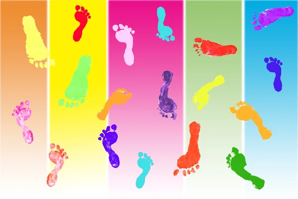 Pegadas reais feitas por crianças em fundo colorido — Fotografia de Stock