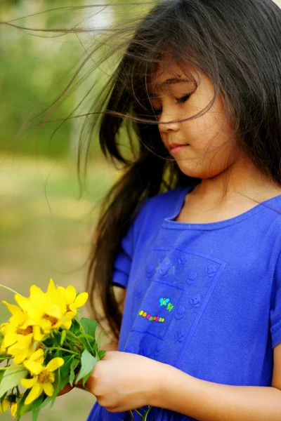 向日葵的女孩举行花束 — 图库照片