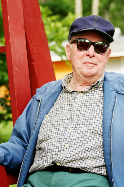 素敵な夏の日の屋外を楽しむ老人 — ストック写真