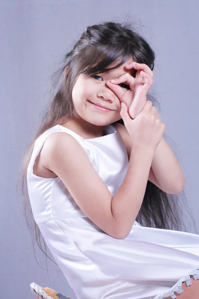 Fehér szatén ruha aranyos kislány — Stock Fotó
