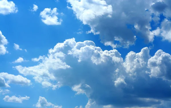 Φωτεινό μπλε ουρανό και το λευκό χνουδάτος σύννεφα — Φωτογραφία Αρχείου