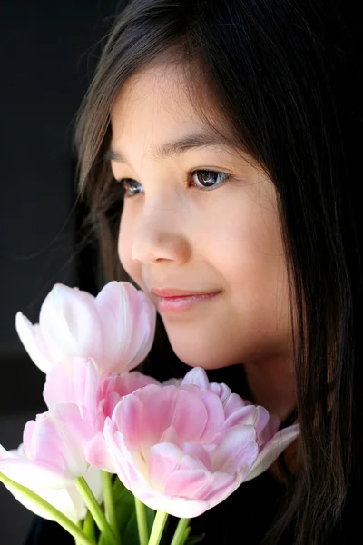 Meisje bedrijf roze tulpen — Stockfoto