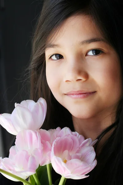Chica sosteniendo tulipanes rosados — Foto de Stock