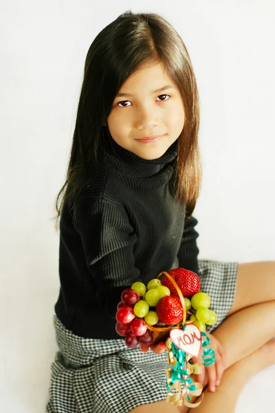Kind mit kleinem Obstkorb — Stockfoto