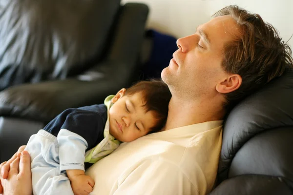 Bebê dormindo no peito do pai — Fotografia de Stock