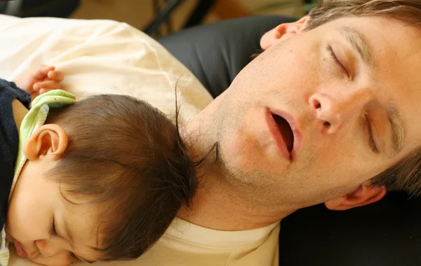 Bebê dormindo no peito do pai — Fotografia de Stock