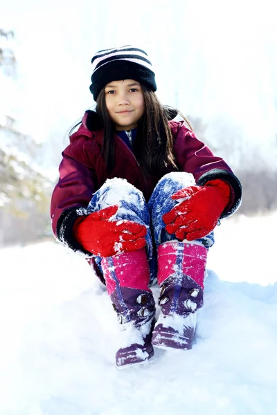 Mladá dívka na snow hill — Stock fotografie
