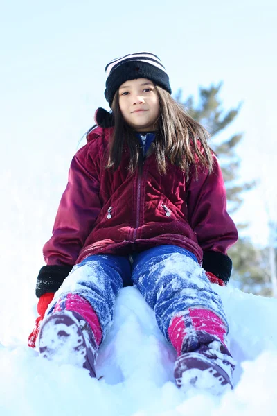 雪の丘の上の少女 — ストック写真