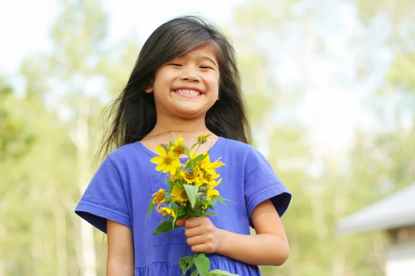 Meisje bedrijf boeket van zonnebloemen — Stockfoto